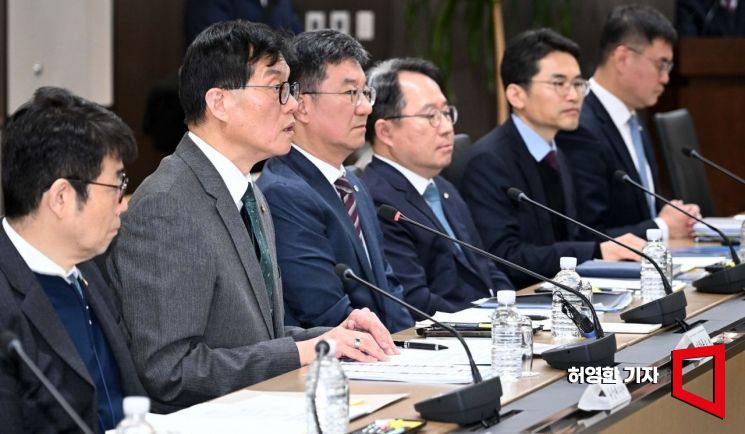 지난 10일 서울 중구 한국은행 본부에서 열린 야3당 긴급 경제상황 현장점검 회의에서 이창용 한국은행 총재가 모두발언을 하고 있다. 허영한 기자