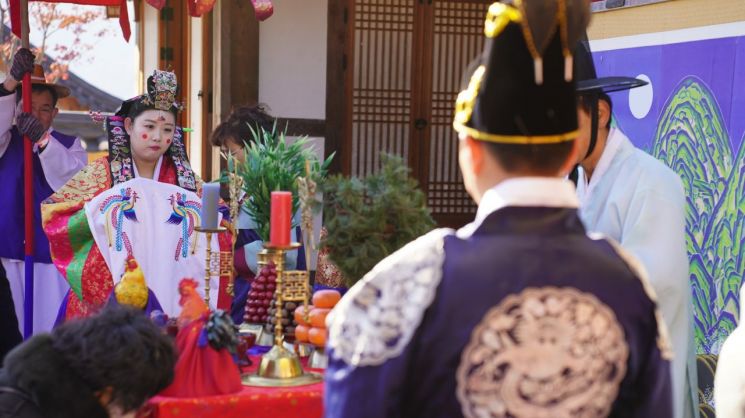 전통혼례식을 치르는 신랑 신부가 마주보고 있다. 영주시 제공