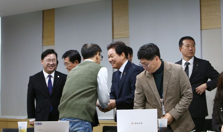 박완수 경남지사 “계엄령 평가보다 도민 위한 대응 먼저” … 윤 조기 퇴진엔 “불가피”