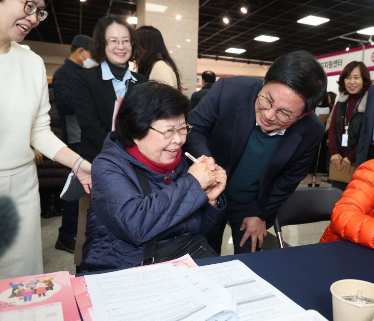 박강수 마포구청장, 어르신 일자리 마련 건강한 노후 지원 앞장