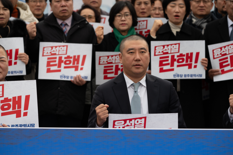 안형주 광주 서구의원, '윤석열 탄핵 촉구' 삭발