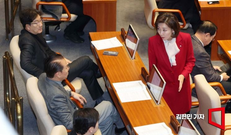 나경원 국민의힘 의원이 10일 국회에서 열린 본회의에서 권성동, 권영세 의원 등과 대화하고 있다. 김현민 기자