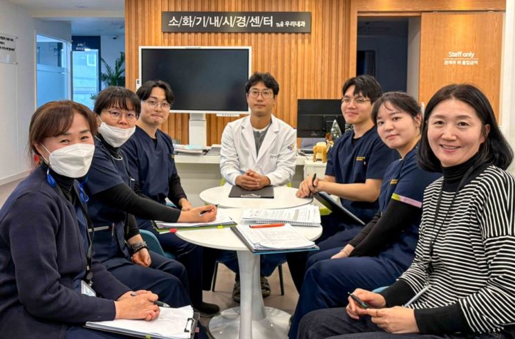광주광역시 북구의 맑은숨우리내과의 김우진 원장(정가운데)과 방문의료진 팀이 진료 준비를 위해 모여있다. 사진=맑은숨우리내과