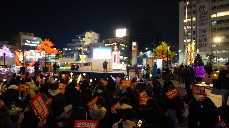 10일 오후 5·18민주광장에서 열린 ‘윤석열 탄핵·구속, 국민의힘 해체 촉구 시민 시국성회’에서 시민들이 손팻말을 들고 "탄핵이 답이다" 구호를 외치고 있다. 송보현 기자