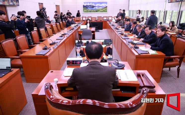 11일 국회에서 열린 외교통일위원회에서 여당 의원들과  외교부·통일부 장관 등 정부 관계자들이 불참해 자리가 비어 있다. 김현민 기자