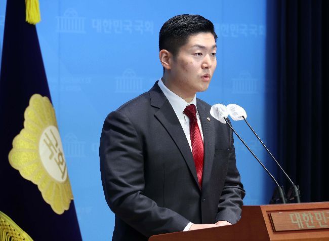 김재섭 국민의힘 의원이 지난 2024년 12월 11일 국회 소통관 기자회견을 열어 윤석열 대통령 탄핵소추안에 대해 찬성 입장을 밝히고 있다. 김현민 기자