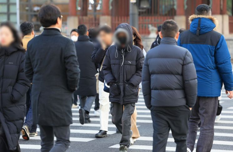 전국 대부분의 아침 기온이 영하로 떨어진 지난달 29일 오전 서울 세종대로사거리에서 두꺼운 옷을 입은 시민들이 횡단보도를 건너고 있다. 연합뉴스