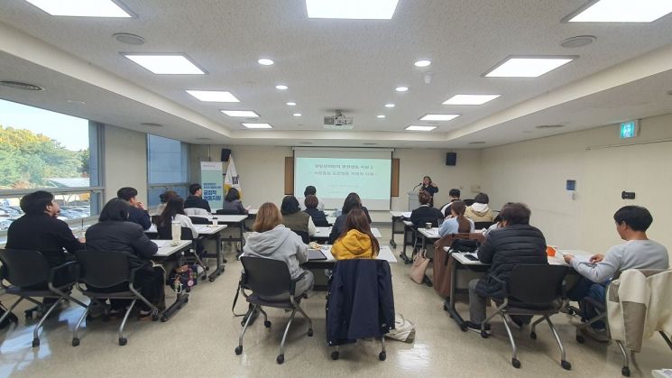 고양특례시가 관내 발달장애인에게 복지서비스를 제공하는 종사자를 대상으로 실시한 ‘발달장애인의 도전적 행동에 대한 긍정적 행동지원’ 사업을 마무리하고 있다. 고양특례시 제공