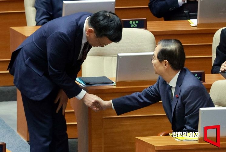 한덕수 국무총리와 최상목 경제부총리 겸 기획재정부 장관이 11일 국회 본회의에서 진행된 '윤석열 대통령 위헌적 비상계엄 선포 내란행위 관련 긴급현안질문'에서 인사하고 있다. 김현민 기자