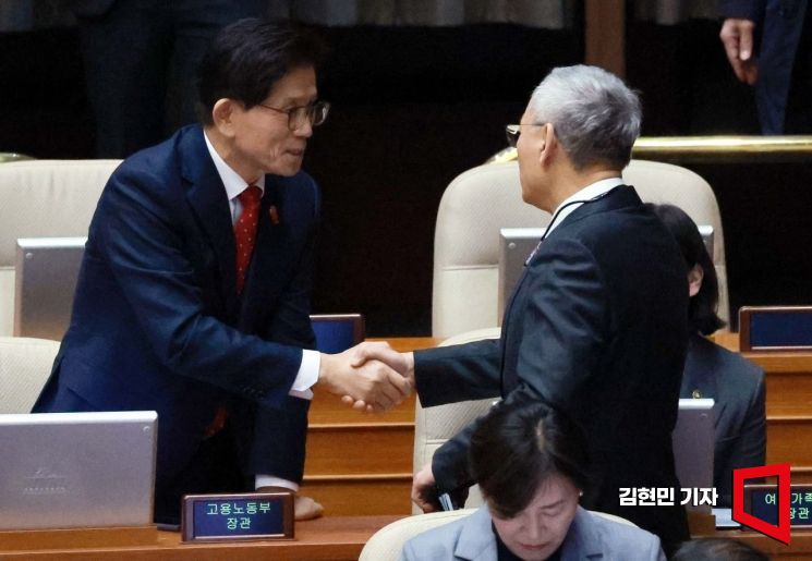 [포토] 악수하는 김문수-유인촌