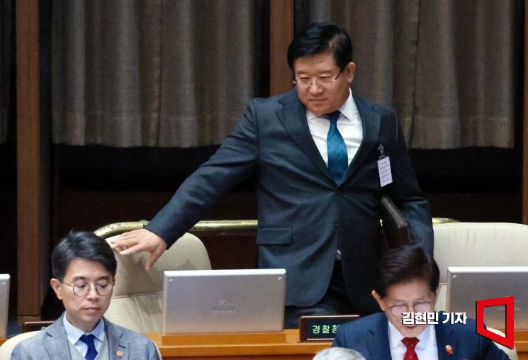 [포토] 본회의 참석하는 이호영 경찰청장 직무대리