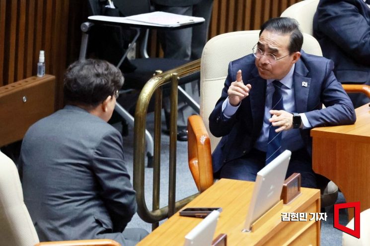 [포토] 권성동 의원과 대화하는 박홍근 의원