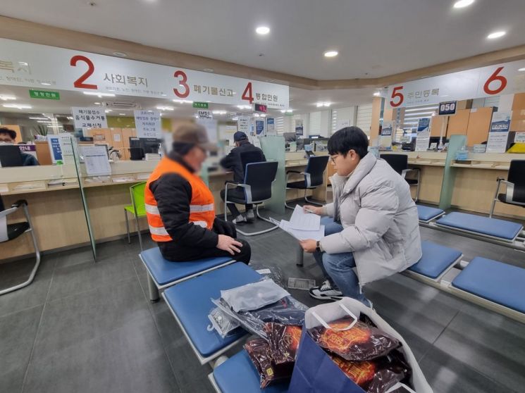 광진구, 폐지수집 어르신 105명 방한용품 지원