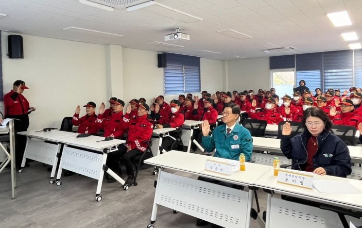 정종복 기장군수와 산불방지 업무 종사자들이 산불없는 기장을 위한 결의를 다지고 있다. 기장군 제공