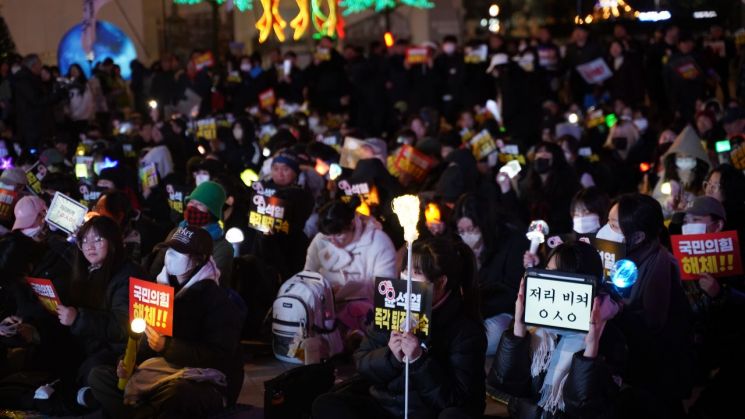 11일 광주 동구 5·18민주광장에서 진행된 광주시민 총궐기대회에 참석한 시민들이 손팻말과 응원봉 등을 들고 있다. 송보현 기자