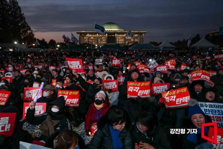 윤석열 대통령 탄핵소추안 표결일인 7일 서울 여의도 국회 앞에서 시민들이 윤 대통령의 탄핵을 촉구하고 있다. 강진형 기자