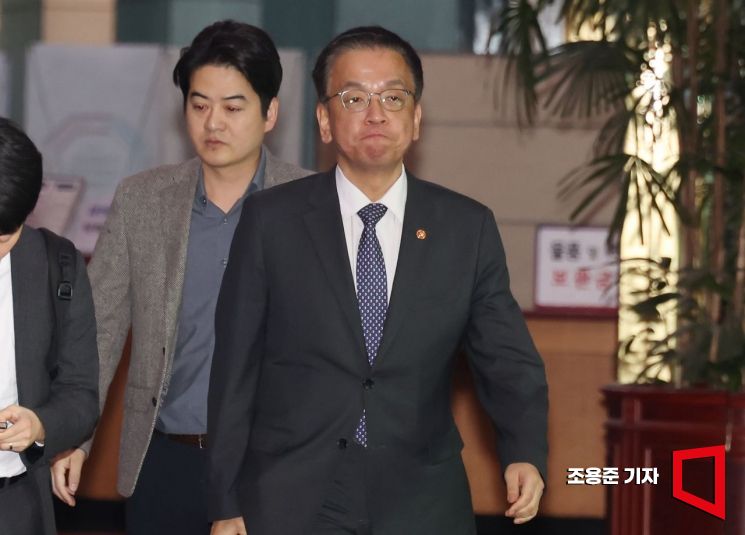 [포토] 정부청사로 출근하는 최상목 경제부총리 