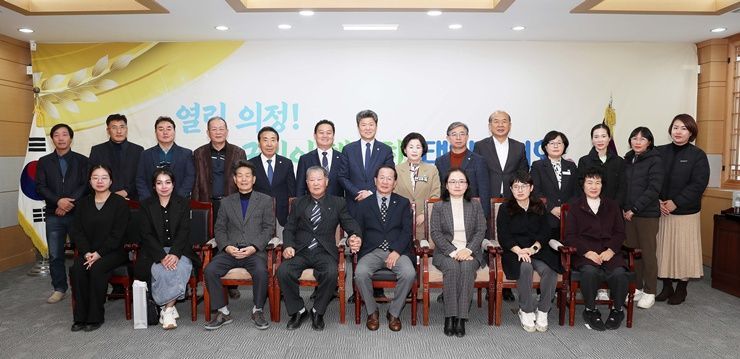 충남 태안군의회가 11일 의회 본회의장에서 2024년도 의정발전 유공자 51명에 대한 시상식을 갖고 올 한 해 지역사회 이익과 발전에 기여한 공로에 대한 감사의 마음을 전했다. /태안군의회