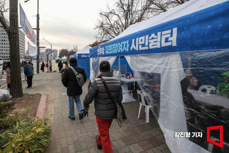 "집회참가 하세요? 지하철 화장실에 두통약·여성용품 놔뒀어요"