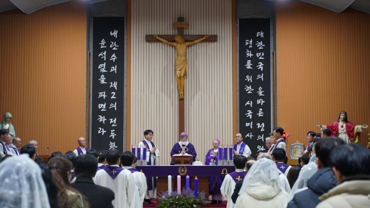 12일 오후 광주 동구 남동 천주교 남동성당에서 '대한민국의 올바른 정의와 평화를 위한 시국미사'가 열리고 있다. 송보현 기자