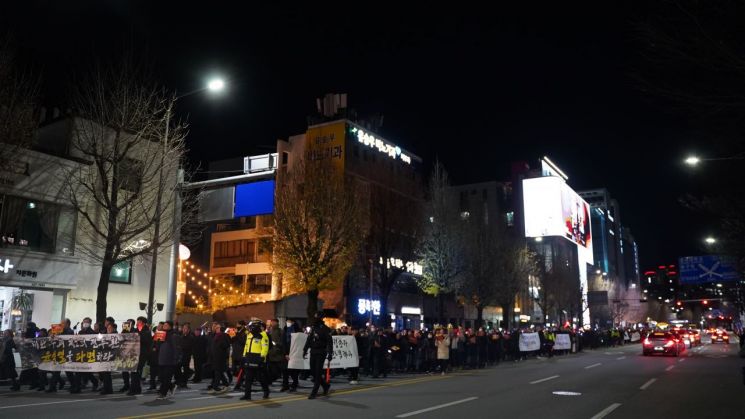 12일 오후 광주 동구 금남로 일대에서 천주교광주대교구 정의평화위원회 신부와 수녀, 신자들이 '내란 수괴 제2의 전두환, 윤석열을 파면하라', '내란수괴 윤석열 즉각 탄핵’이 적힌 피켓과 야간봉을 들고 행진을 하고 있다. 송보현 기자