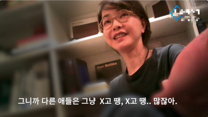 김건희 여사가 이명수 기자의 손금을 봐주고 있다. 유튜브 채널 '서울의 소리'