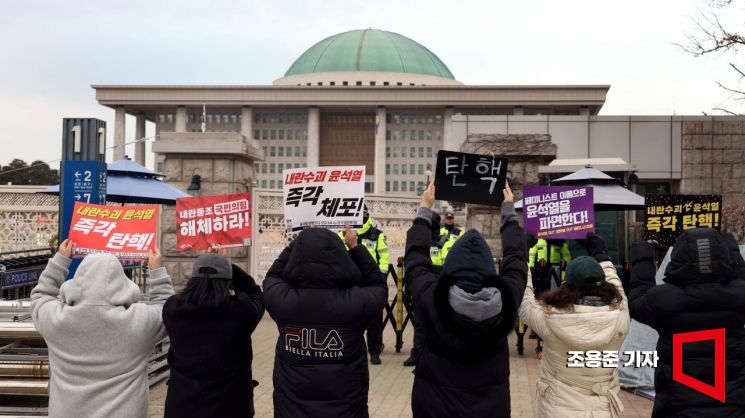 '서울의 봄' 감독, 송강호 등 영화인들 "국힘 내란 동조 중단하라"