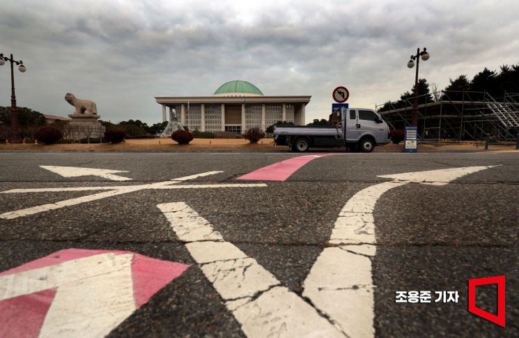 윤석열 대통령 탄핵 2차 표결을 하루 앞둔 13일 서울 여의도 국회의사당 본청이 짙은 구름에 덮혀 있다. 탄핵 2차 표결을 앞두고 한국정치가 갈림길에 서 있다. 조용준 기자