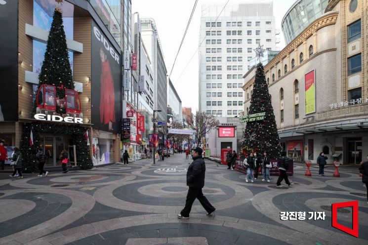 대통령의 비상계엄 발표를 비롯한 혼란스러운 정국 여파로 13일 서울 중구 명동거리가 한산한 모습을 보이고 있다. 강진형 기자