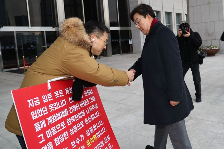 1명 남은 尹탄핵 가결…국민의힘, 이탈표 더 나올 듯