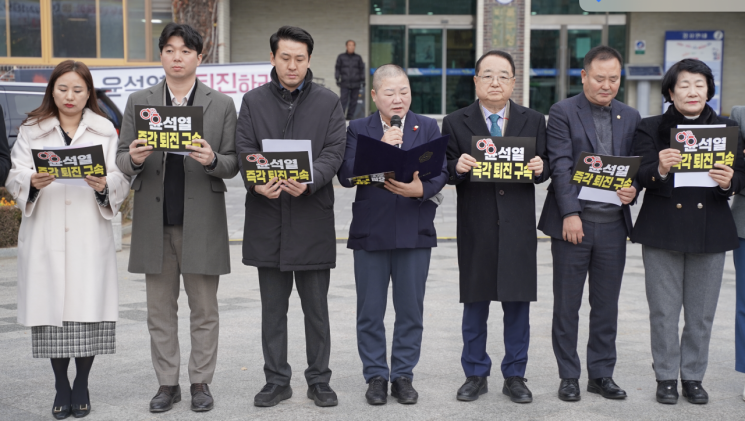 13일 오후 광주 북구청에서 열린 윤석열 정권 퇴진 촉구 기자회견에서 김영순 의원이 윤 대통령 탄핵을 촉구하는 입장문을 발표하고 있다. 송보현 기자