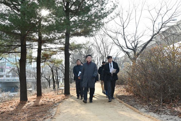 김동근 의정부시장은  13일 부용천 녹지대에 조성을 마친 오솔길 현장을 점검하고 있다. 의정부시 제공