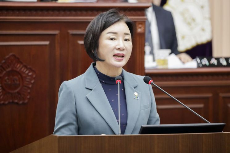 구리시의회 양경애 의원이 13일 제343회 임시회 제1차 본회의에서 ‘공직사회의 갑질 행위 근절과 피해자 지원의 필요성’이라는 주제로 ‘5분 자유발언’을 하고 있다. 구리시의회 제공