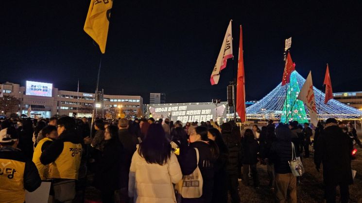 경남 창원시청 앞 광장에서 윤석열 대통령 탄핵 촉구 집회가 열리고 있다. 이세령 기자