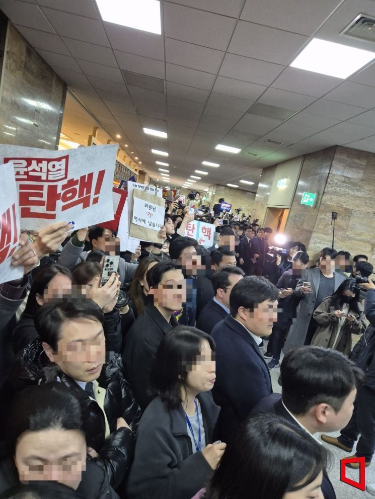 지난 7일 오후 국회에서 국민의힘 의원들이 '김건희특검법' 투표를 마친 후 윤석열 대통령 탄핵소추안 표결 전 본회의장을 빠져나가자 야당 당직자·보좌진들이 이를 막아서고 있다. 이들은 "부역자"라는 구호를 연신 외쳤다. 오지은 기자