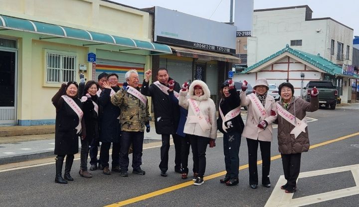 13일 모금행사에 앞서 남면지역사회보장협의체 위원들이 길거리 홍보활동에 나서 기부 동참을 독려해 눈길을 끌었다. /태안군