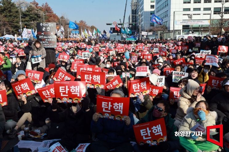 ‘탄핵안 재표결’ 기다리는 초조한 시민들…“역사에 죄짓지 말아야”