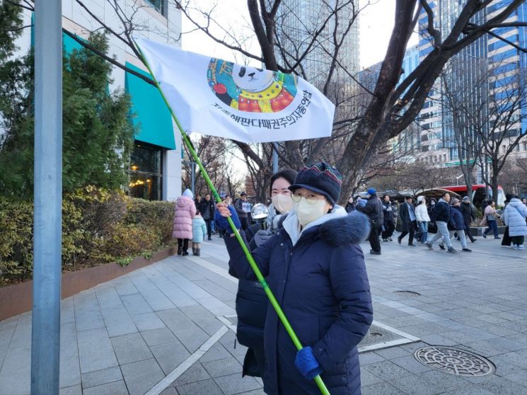 [인터뷰]“일상 포기하고 집회 참여”…‘판다덕후·햄버거사랑’ 깃발연대