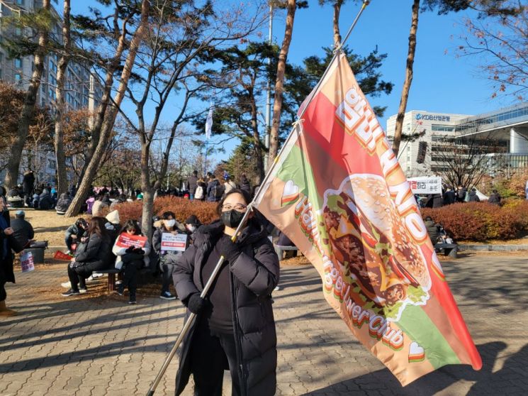 [인터뷰]“일상 포기하고 집회 참여”…‘판다덕후·햄버거사랑’ 깃발연대