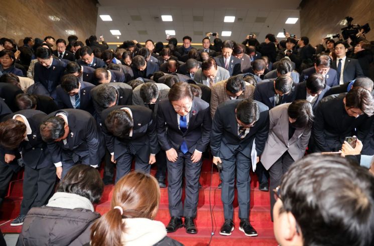 민주, 尹 탄핵 가결에 '감사' 인사…"위대한 국민 승리, 탄핵 인용 이끌어낼 것"