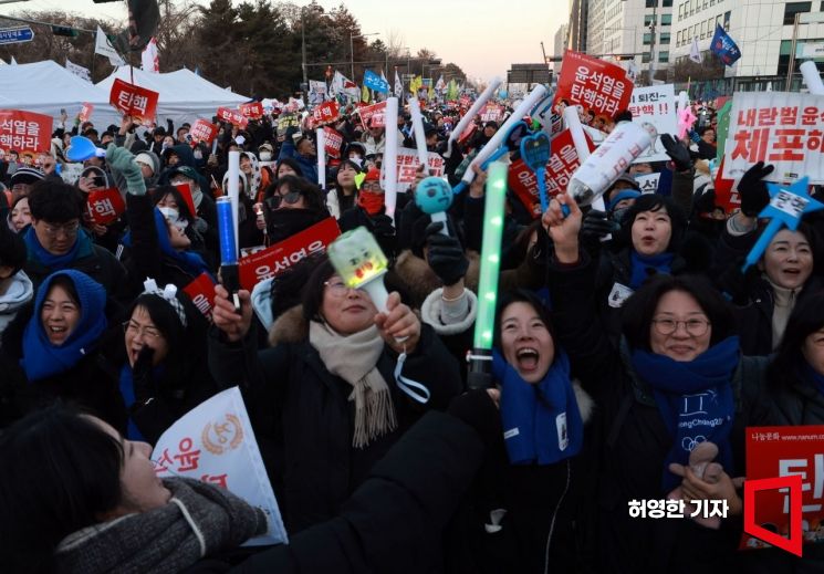 윤석열 대통령에 대한 2차 탄핵 표결에서 탄핵소추안이 가결된 후 서울 여의도 국회의사당 앞에 운집한 집회 참가자들이 환호하며 춤을 추고 있다. 허영한 기자