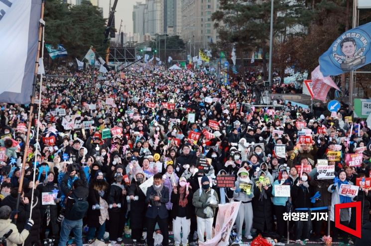 윤석열 대통령에 대한 2차 탄핵 표결에서 탄핵소추안이 가결된 후 서울 여의도 국회의사당 앞에 운집한 집회 참가자들이 환호하며 춤을 추고 있다. 허영한 기자