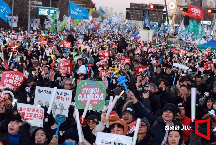 "의대증원 원점 재검토해야"…尹 탄핵에 더 악화하는 의정갈등