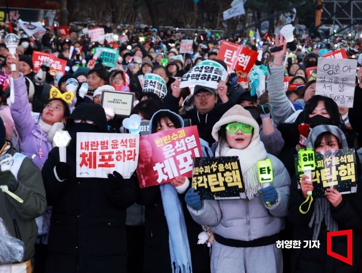 英이코노미스트 "韓, 민주주의 흔들리지 않아"…'올해의 국가' 후보로 꼽아