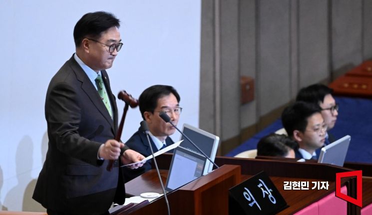 우원식 국회의장이 14일 국회에서 열린 제419회 국회(임시회) 제4차 본회의에서 대통령(윤석열) 탄핵소추안 가결을 선포하고 있다. 김현민 기자