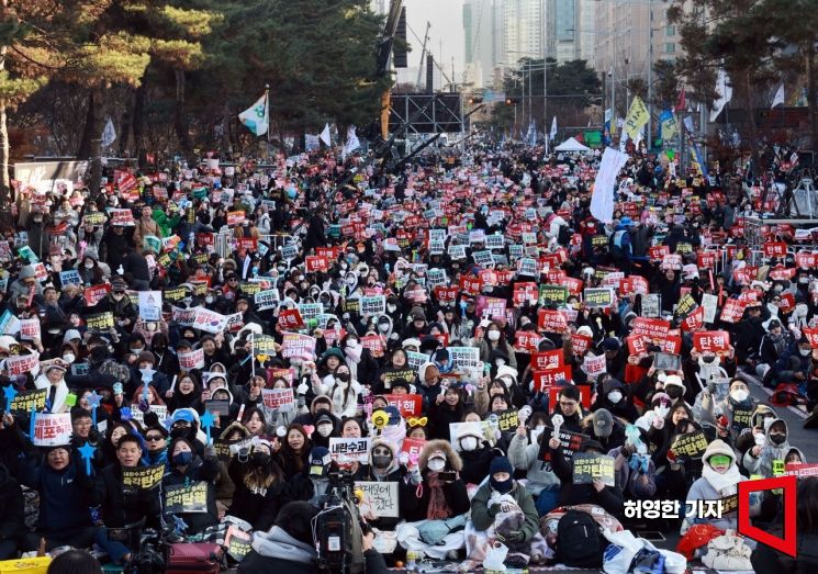 지난 14일 서울 여의도 국회 앞에서 열린 탄핵 촉구 집회에서 참가자들이 구호를 외치고 있다. 허영한 기자