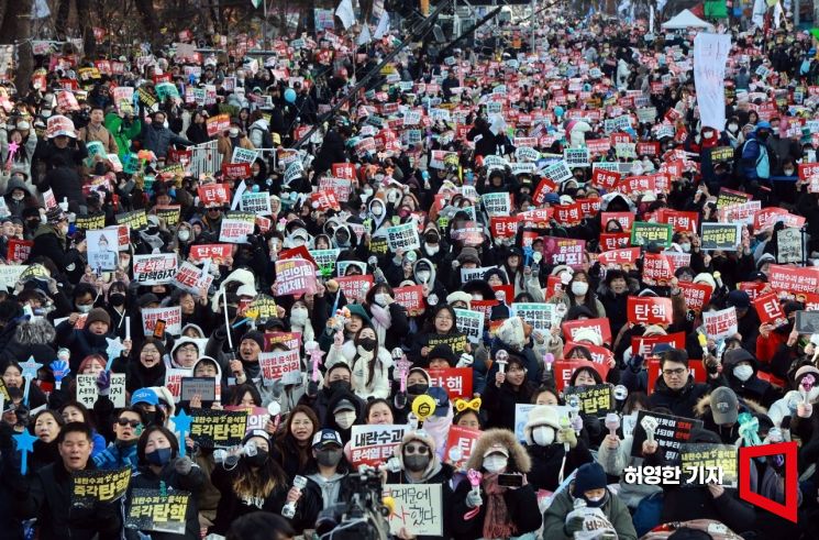 윤석열 대통령에 대한 2차 탄핵 표결이 예정된 14일 서울 여의도 국회 앞에서 열린 탄핵 촉구 집회에서 참가자들이 구호를 외치고 있다. 허영한 기자