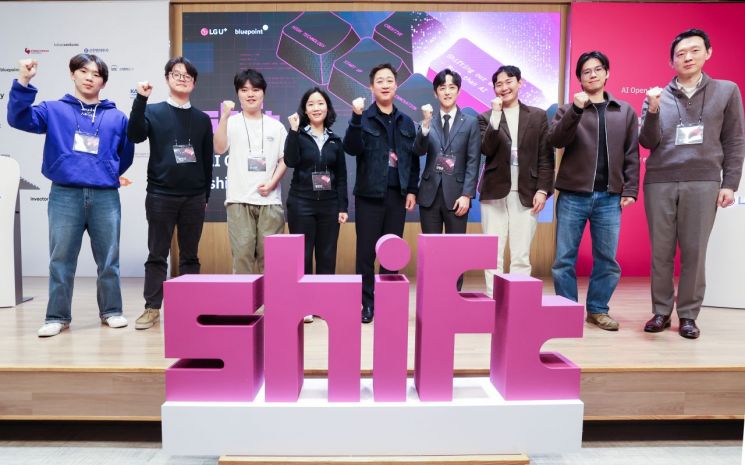 홍범식 LG유플러스 사장이 공식 첫 행보로 스타트업 발굴 및 육성 프로그램인 '쉬프트(Shift)' 데모데이 행사에 참석했다. 사진은 홍 사장(왼쪽에서 다섯번째)이 쉬프트에 선발된 스타트업 대표와 기념사진을 촬영하는 모습. LG유플러스 제공