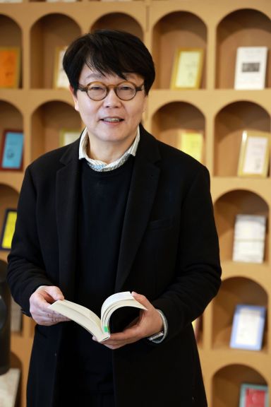 [김대식·김혜연의 AHA]"한강 노벨상 수상, 문학 다양성 높일 계기"