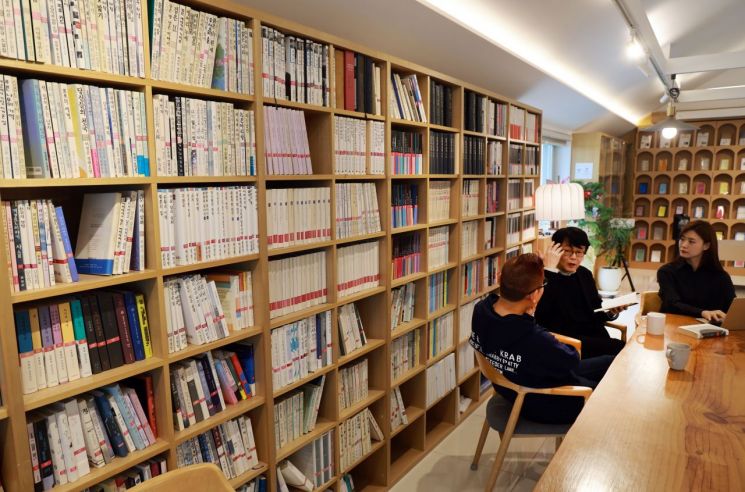 [김대식·김혜연의 AHA]"한강 노벨상 수상, 문학 다양성 높일 계기"